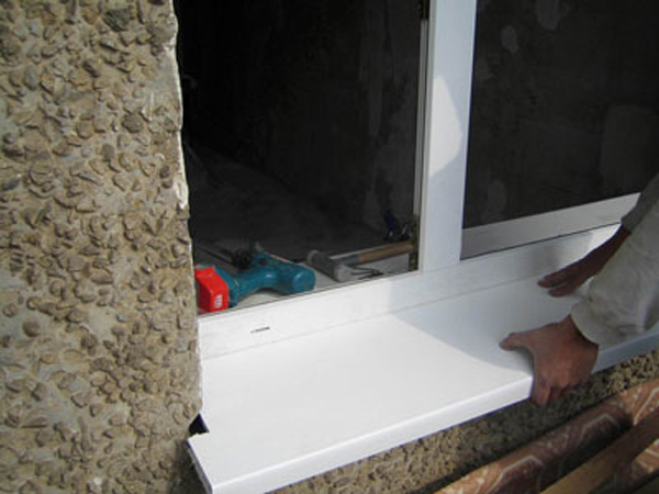 демонтаж подоконника с пластикового окна