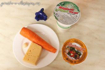 Insalata di carote con formaggio e aglio
