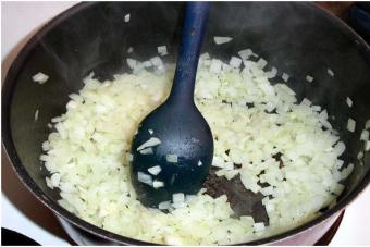 Si të gatuaj goulash pule të shijshme duke përdorur një tenxhere me shumë tenxhere Gullash pule në një sobë Redmond